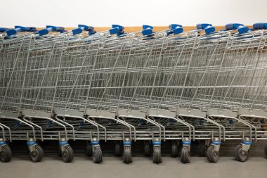alışveriş arabaları veya süpermarkette arabaları.