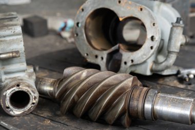 Uzun zamandır çalışmakta olan eski bir tornavida kompresörünün ayrıntıları.