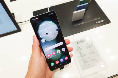 Samsung, The New Samsung Galaxy Z Flip 5 'i piyasaya sürdü. Modern cep telefonu teknolojisi kavramı.