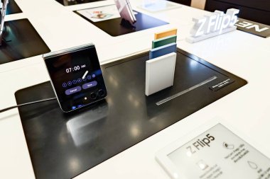 Samsung, The New Samsung Galaxy Z Flip 5 'i piyasaya sürdü. Modern cep telefonu teknolojisi kavramı.