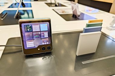 Samsung, The New Samsung Galaxy Z Flip 5 'i piyasaya sürdü. Modern cep telefonu teknolojisi kavramı.