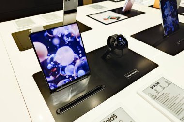 Samsung, Yeni Samsung Galaxy Z Dizini 5 'i piyasaya sürdü. Modern cep telefonu teknolojisi kavramı