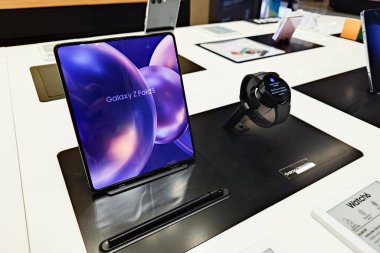 Samsung, Yeni Samsung Galaxy Z Dizini 5 'i piyasaya sürdü. Modern cep telefonu teknolojisi kavramı