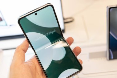 Samsung, The New Samsung Galaxy Z Flip 5 'i piyasaya sürdü. Modern cep telefonu teknolojisi kavramı.