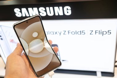Samsung, The New Samsung Galaxy Z Flip 5 'i piyasaya sürdü. Modern cep telefonu teknolojisi kavramı.