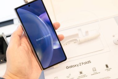 Samsung, Yeni Samsung Galaxy Z Katlama 5 yeni model tanıtımını mağazada tanıttı. Modern cep telefonu teknolojisi kavramı.