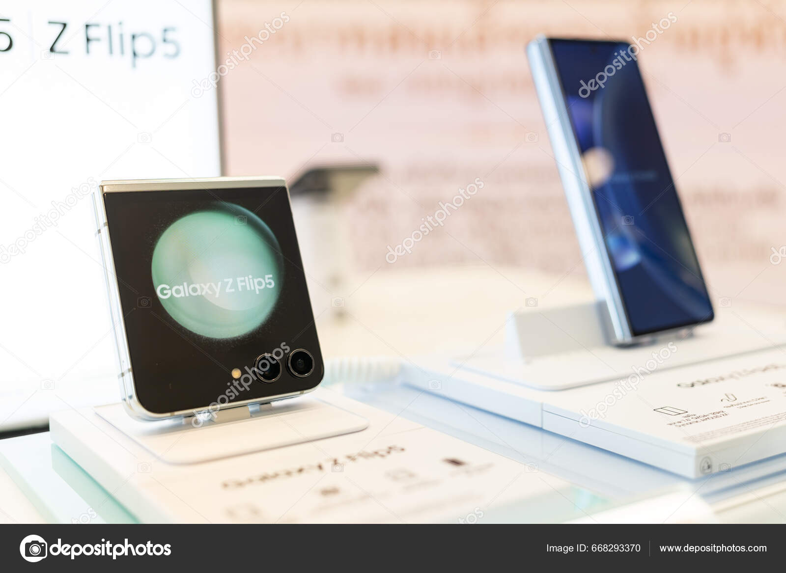 Samsung Запустить Новый Samsung Galaxy Flip Новые Модели Демонстрационный  Запуск — Стоковое редакционное фото © Wongphoto #668293370
