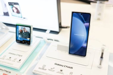 Samsung, Yeni Samsung Galaxy Z Katlama 5 yeni model tanıtımını mağazada tanıttı. Modern cep telefonu teknolojisi kavramı.