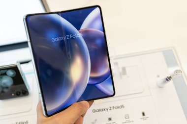 Samsung, Yeni Samsung Galaxy Z Katlama 5 yeni model tanıtımını mağazada tanıttı. Modern cep telefonu teknolojisi kavramı.