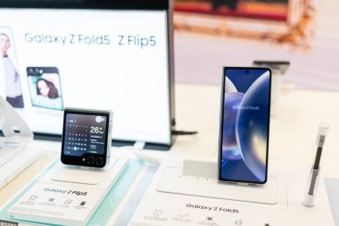 Samsung, Yeni Samsung Galaxy Z Katlama 5 yeni model tanıtımını mağazada tanıttı. Modern cep telefonu teknolojisi kavramı.