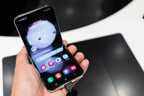 Samsung, The New Samsung Galaxy Z Flip 5 'i piyasaya sürdü. Modern cep telefonu teknolojisi kavramı.
