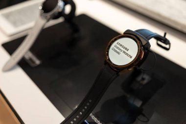 Yeni Samsung Galaksi Saati 6. Dükkandaki müşteriler için gösteri..