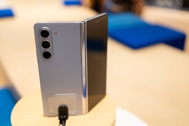 Yeni Samsung Galaxy Z Katlama 5 tanıtım tanıtımı başlatıldı. Modern cep telefonu teknolojisi kavramı.