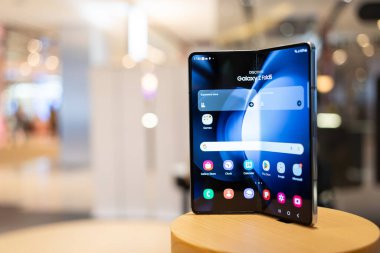 Yeni Samsung Galaxy Z Katlama 5 tanıtım tanıtımı başlatıldı. Modern cep telefonu teknolojisi kavramı.