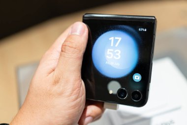 Samsung, The New Samsung Galaxy Z Flip 5 'i piyasaya sürdü. Modern cep telefonu teknolojisi kavramı.
