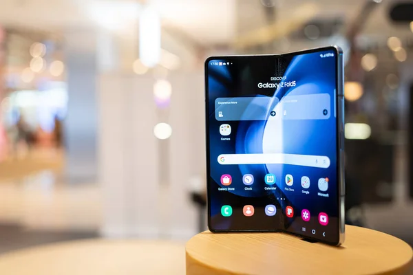 Yeni Samsung Galaxy Z Katlama 5 tanıtım tanıtımı başlatıldı. Modern cep telefonu teknolojisi kavramı.