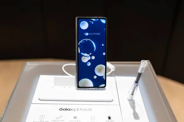 Новый Samsung Galaxy Fold Демонстрационный Запуск Дисплея Магазине Современная Концепция — стоковое фото