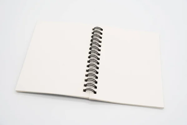 ペンが付いている現実的な開いたノート 金属ブラックスパイラル付きの垂直ブランクコピーブック メモ帳はあなたの設計のために広がりました 影が隔離された背景を持つ現実的なコピーブック — ストック写真