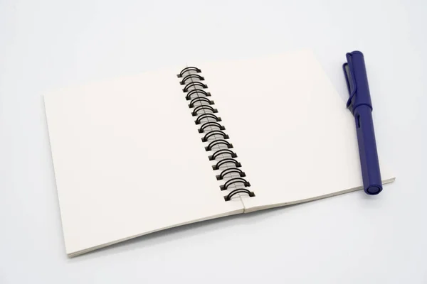 Realistisch Geopend Notitieboekje Met Pen Verticaal Blanco Copybook Met Metallic — Stockfoto