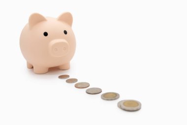 Piggy Bank parayı izole edilmiş arka planda toplamak için parayı takip ediyor. Para tasarrufu ve finansal konsept, işletme, finans, yatırım, mali planlama. Para biriktirmek için bir plan yapın..