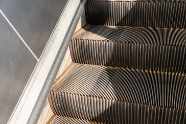 Yürüyen merdivene yaklaş. Elektrikli yürüyen merdiven. Paslanmaz çelik yürüyen merdiven. Yaklaşın.