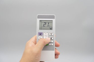 Düğmeleri olan ve izole edilmiş arkaplanda görüntüleyen bir klima denetleyicisi.