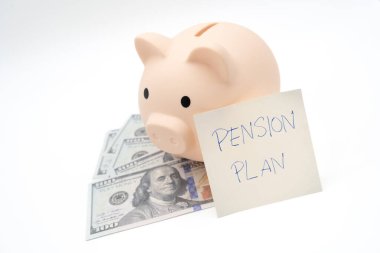 PENSION PLAN yazılı kağıt not. Yatırım Konsepti. Yaşlı eşler para biriktiriyor, emeklilik planı. Emeklilik konsepti. arkaplanı izole et.