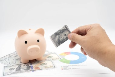 Acil durum tasarruf fonu kavramı. Dolarla dolu bir kumbara ve dur düğmesi. Acil durum parası biriktirmek için kumbaralı para. 
