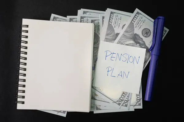 纸带文字的书面笔记 投资概念 养恤金计划 退休概念 养恤金计算概念 — 图库照片