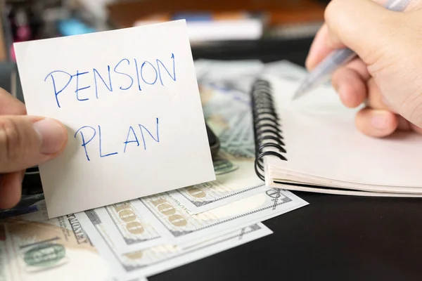 Papiernotiz Mit Geschriebenem Pension Plan Taschenrechner Stift Investitionskonzept Rentenversicherung Rentenkonzept — Stockfoto