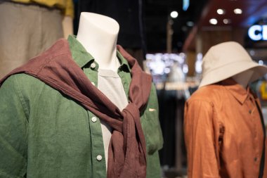 Gündelik giysiler giymiş mankenin bir parçası. Alışveriş merkezinde raflar. Alışveriş Merkezi Mağazası.