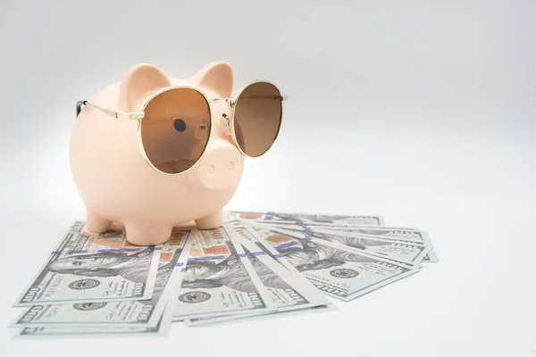 Sparschwein Bereitet Sich Mit Sonnenbrille Auf Urlaub Vor Geld Sparen — Stockfoto