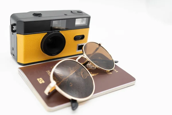 Вінтажна Камера Паспорт Сонцезахисними Окулярами Мінімальна Літня Тенденція Хіпстера Ретро — стокове фото