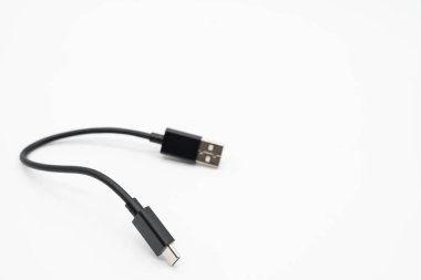 USB tip A 'dan C' ye. Mobil veri kablosu. Beyaz arka planda telefon usb bağlantısı. İzole edilmiş usb kablosu şarj kablosu beyaz zemin üzerinde.