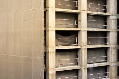 İnşaat alanı arka planında güneş ışığı var. Endüstriyel geçmiş. Boşluğu kopyala.