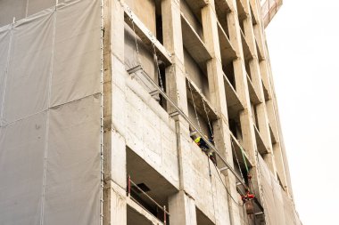 İnşaat alanı arka planında güneş ışığı var. Endüstriyel geçmiş. Boşluğu kopyala.