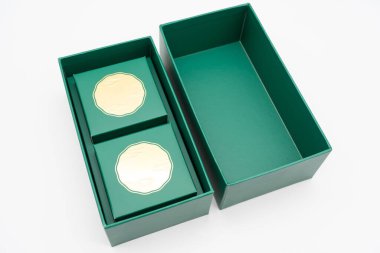 Çin Sonbahar Festivali için ay çöreği hediye kutusu izole arka planda, seçici odaklı. 