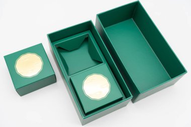 Çin Sonbahar Festivali için ay çöreği hediye kutusu izole arka planda, seçici odaklı. 