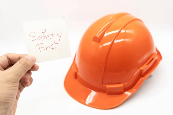 Mãos Mostrando Segurança Primeiro Texto Com Chapéu Segurança Laranja Fundo — Fotografia de Stock
