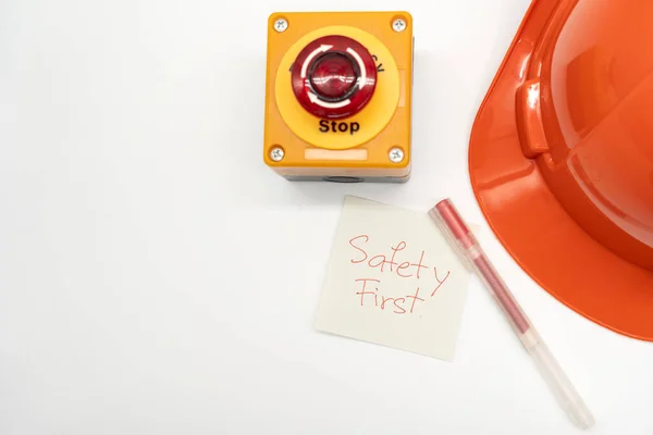 Оранжевая Шляпа Безопасности Сообщением Безопасность Прежде Красная Ручка Аварийная Кнопка — стоковое фото