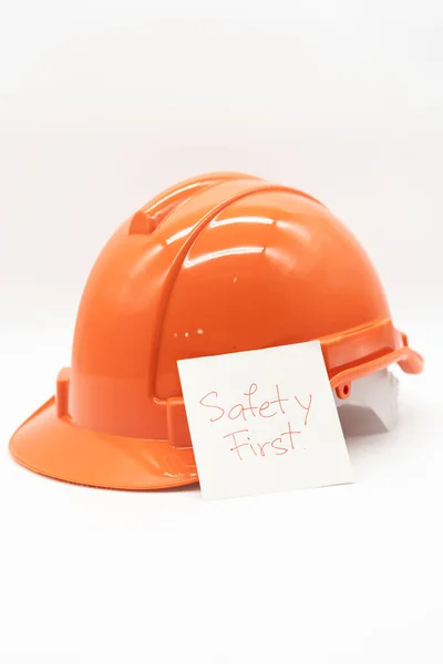 オレンジの安全帽子 メッセージの安全第一 白い背景で孤立したハードハット — ストック写真