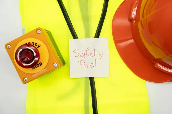 Πρώτο Μήνυμα Ασφαλείας Στο Χαρτί Εξοπλισμός Ασφαλείας Ανακλαστικό Γιλέκο Καπέλο — Φωτογραφία Αρχείου