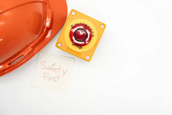 Orange Säkerhetshatt Med Meddelande Säkerhet Först Och Nödstopp Knapp Isolerad — Stockfoto