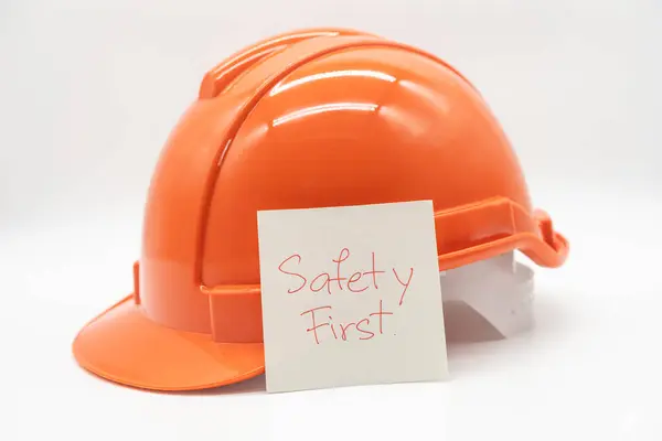 Πορτοκαλί Καπέλο Ασφαλείας Μήνυμα Ασφάλεια Πρώτο Σκληρό Καπέλο Απομονωμένο Λευκό — Φωτογραφία Αρχείου