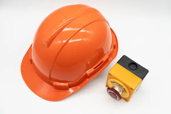 Оранжевая Шляпа Безопасности Аварийной Кнопкой Остановки Изолированы Белом Фоне Безопасность — стоковое фото
