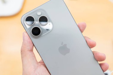 Bangkok Tayland 22 SEP 2023: Apple yeni akıllı telefon iPhone 15 serisini piyasaya sürdü. Adam yeni iPhone 15 'ini Tayland' daki bir şarj deposuna koyuyor..