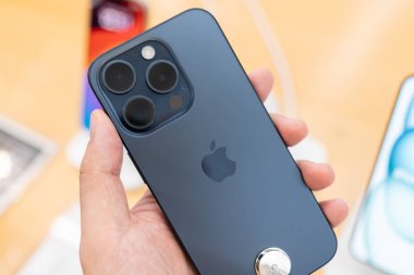 Bangkok Tayland 22 SEP 2023: Apple yeni akıllı telefon iPhone 15 serisini piyasaya sürdü. Adam yeni iPhone 15 'ini Tayland' daki bir şarj deposuna koyuyor..