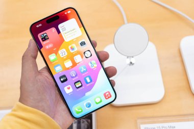 Bangkok Tayland 22 SEP 2023: Apple yeni akıllı telefon iPhone 15 serisini piyasaya sürdü. Adam yeni iPhone 15 'ini Tayland' daki bir şarj deposuna koyuyor..