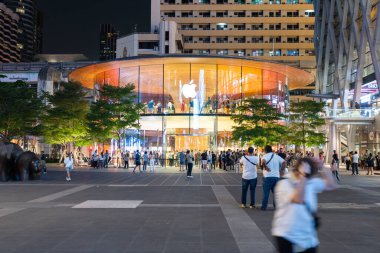 Bangkok Tayland 22 SEP 2023: Central World alışveriş merkezindeki Apple Store binası, burası Tayland 'daki 2. birçok müşteri yeni iPhone 15 serisi almak için Apple Store 'a girmeyi bekliyor.