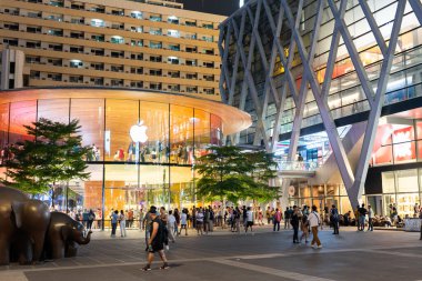 Bangkok Tayland 22 SEP 2023: Birçok müşteri yeni iPhone 15 serisi almak için Apple Store 'a girmek için bekliyor. Central World alışveriş merkezindeki Apple Store binası. Burası Tayland 'daki 2..